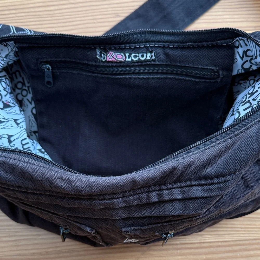black Volcom crossbody bag preloved - Picture 4 of 6